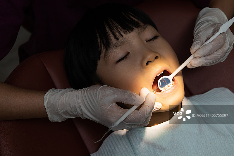 牙医给小朋友检查牙齿图片素材