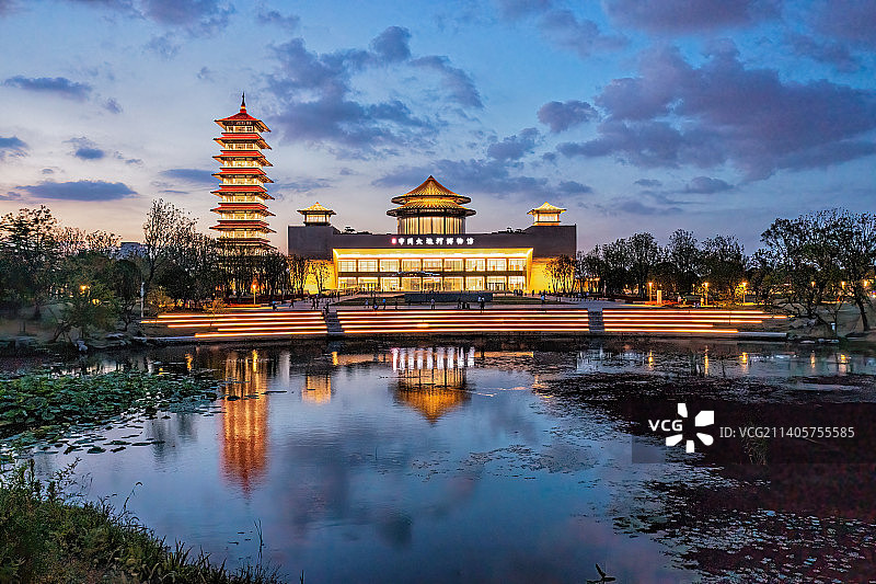 三湾公园大运塔的夜景图片素材