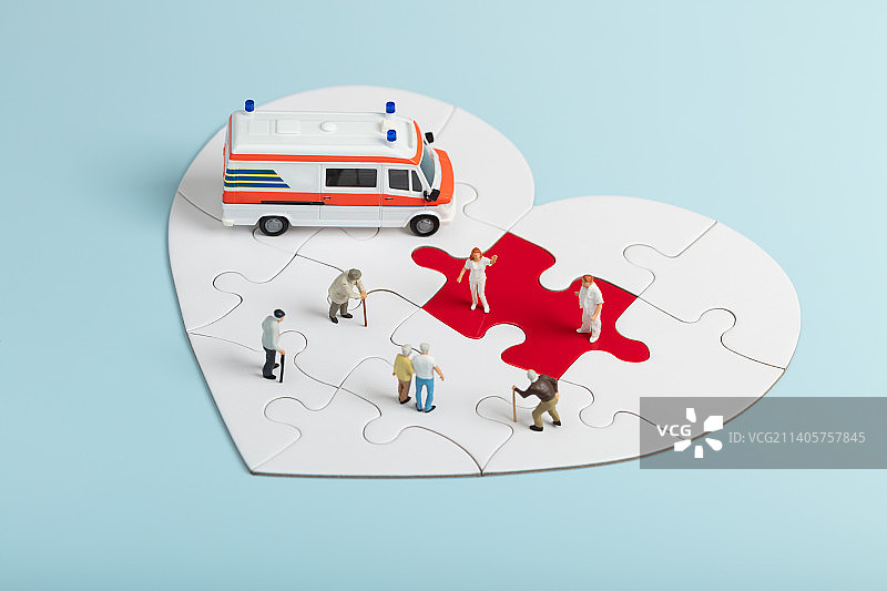 微缩创意在心形拼图上给老年人做检查的医护图片素材