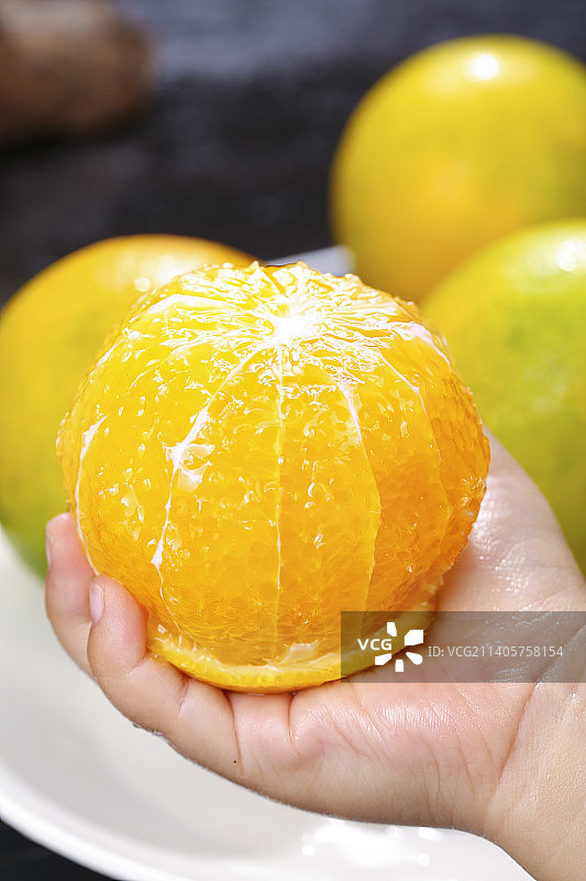手里拿着爱媛果冻橙图片素材