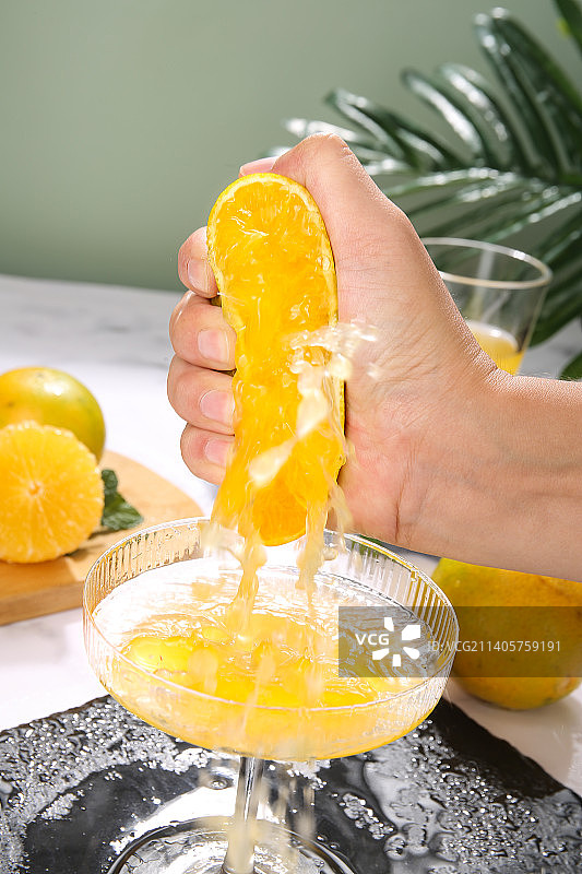 手里爆汁的爱媛果冻橙图片素材