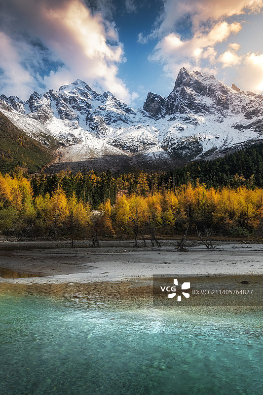 寒露，毕棚沟秋日白夕阳里雪皑皑的群山映衬下的湖景图片素材