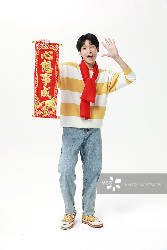 春节里红围巾年轻男生图片素材