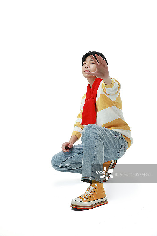 春节里红围巾年轻男生图片素材