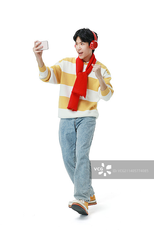 春节里红围巾年轻男生图片素材