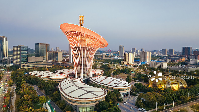 武汉光谷高新大道的马蹄莲建筑图片素材