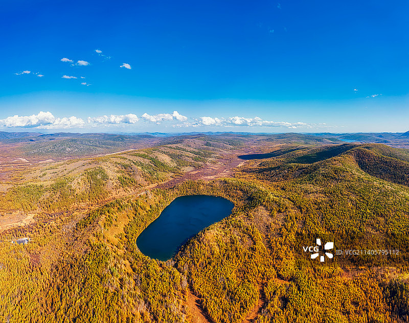内蒙古兴安盟阿尔山国家森林公园驼峰岭天池景区秋季全景航拍图片素材