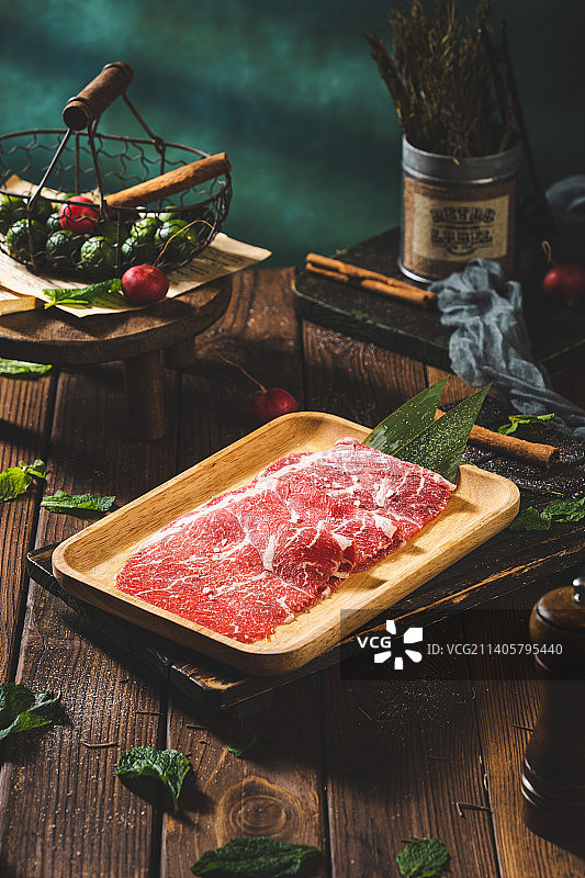 偏向西式复古风的韩国烤肉菜品图 暗调ins风 烤牛肉片 牛上脑图片素材