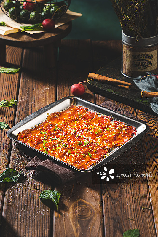 偏向西式复古风的韩国烤肉菜品图 暗调ins风 秘制麻辣肥牛 烤牛肉 烤肥牛片图片素材