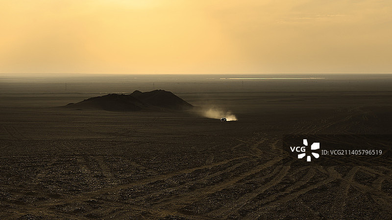 青海黑独山大漠孤烟图片素材