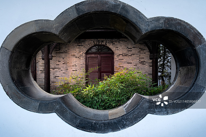 中西合璧晚清园林何园之天下第一窗窗景（洞窗、漏窗）图片素材