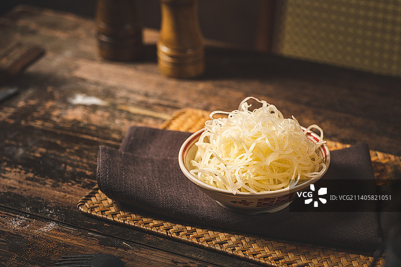暗调 油画复古风 餐桌上的美食 欧式乡村 火锅菜 土豆丝 网红火锅菜品图片素材