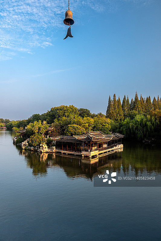 秋天晴朗天气在夕阳照耀下的扬州瘦西湖凫庄图片素材