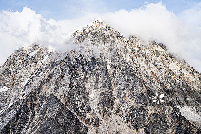 云绕亚拉雪山图片素材