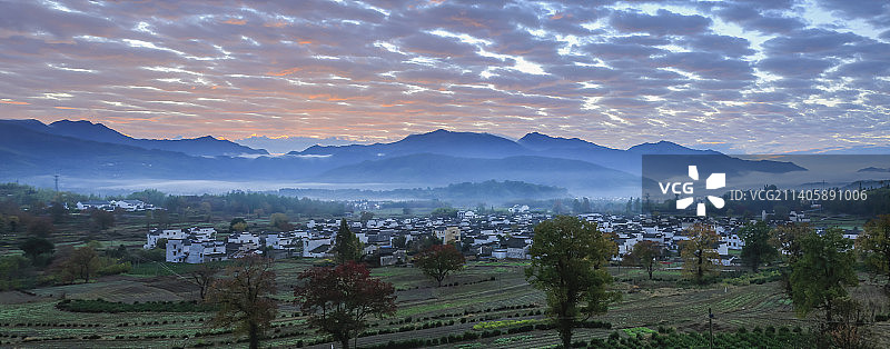宏村镇早晨霞满天——安徽省  黄山市  黟县  宏村镇图片素材