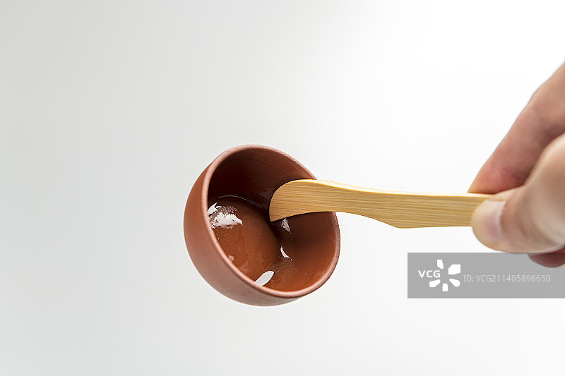 使用竹制茶夹夹紫砂杯特写图片素材