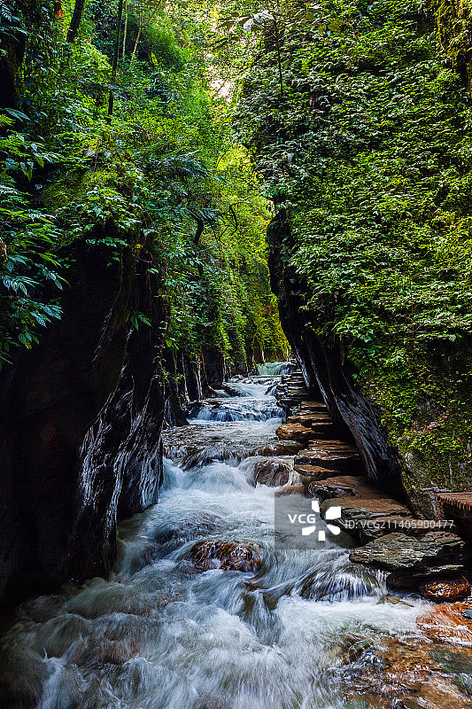 云南省玉溪市新平县哀牢山石门峡风光图片素材