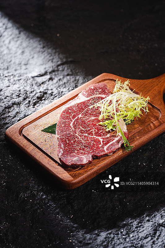 日式烤肉菜品 各种烤肉菜品 暗调有岩石质感 牛上脑 上脑牛排图片素材