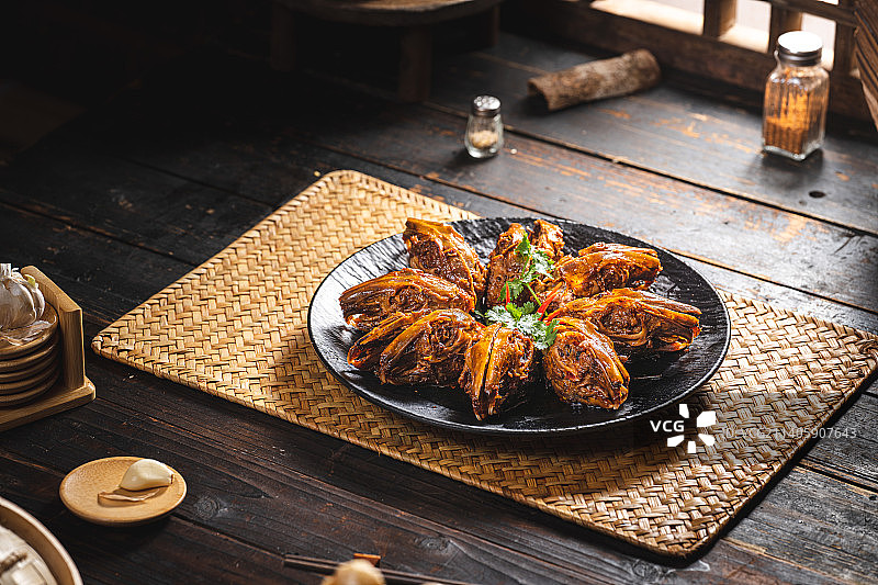 中式农家风 老窗格前的美食 自贡菜 江湖菜 下酒菜 麻辣兔头 卤兔头 成都双流兔头图片素材