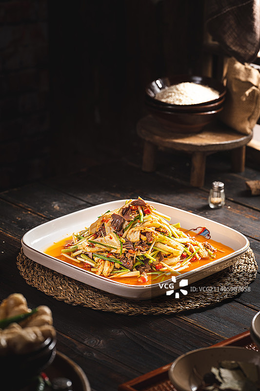 中式农家风 老窗格前的美食 自贡菜 江湖菜 下酒菜 火爆双脆 黄喉 郡肝图片素材