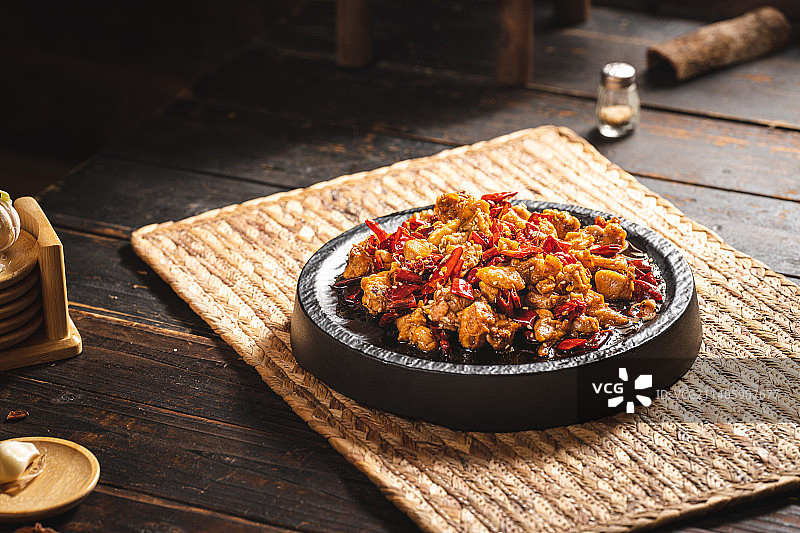 中式农家风 老窗格前的美食 自贡菜 江湖菜 下酒菜 冷吃兔图片素材