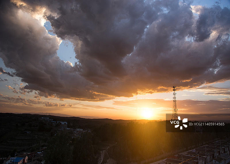 中国西部夏天天空夕阳晚霞图片素材