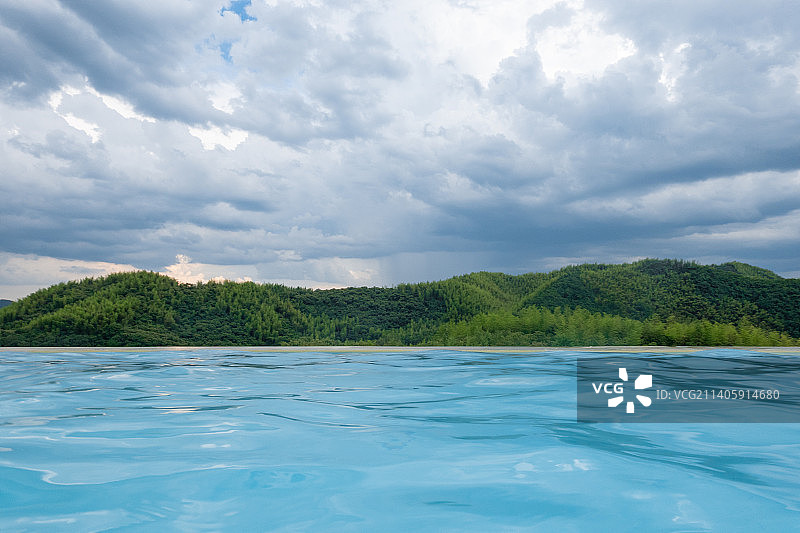 现代户外无边游泳池图片素材