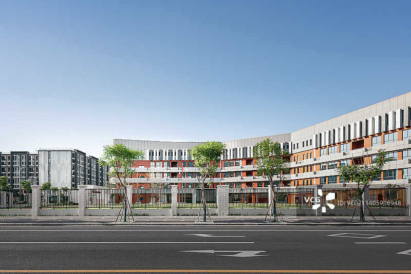 晴天学校建筑旁的道路图片素材