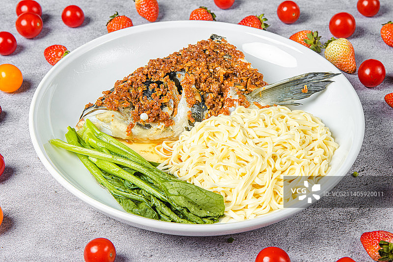 清蒸鱼头拌面图片素材