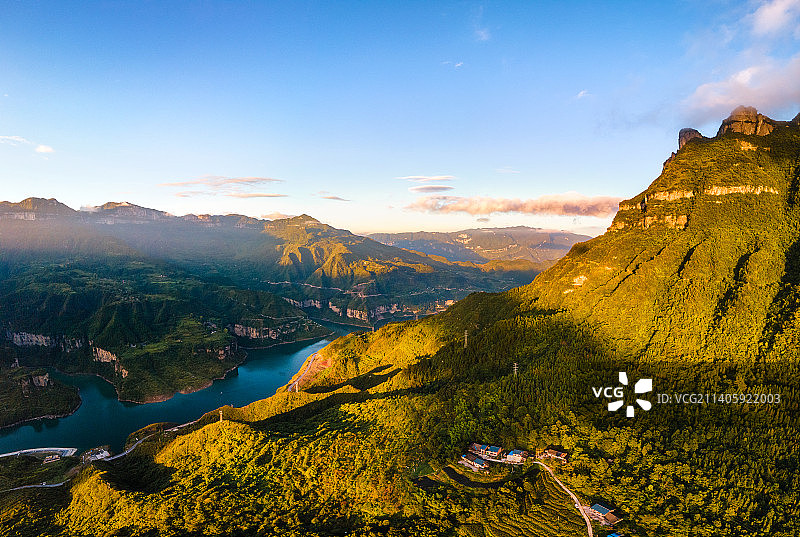 蓝天下的山川与湖泊图片素材