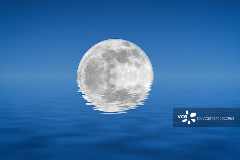 水面的月亮图片素材