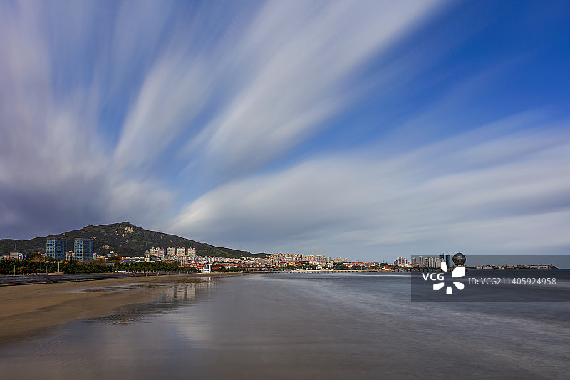 城市风光烟台莱山区黄海娱乐城秋天蓝天碧海景色图片素材