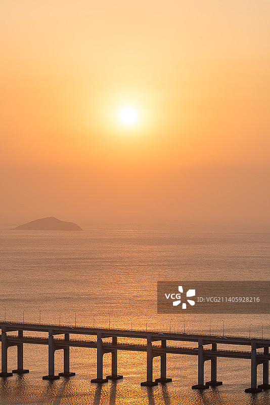 大连星海湾大桥日落城市天际线图片素材