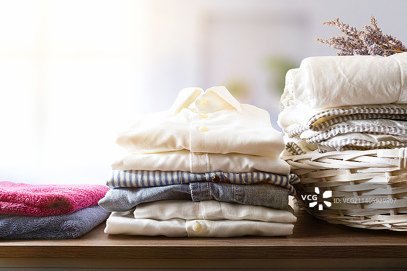 房间木架上叠放的干净衣服图片素材