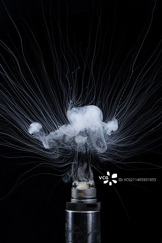 大型电子烟雾化的瞬间图片素材