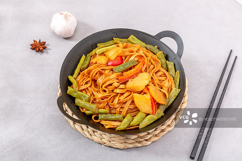 小铁锅里的土豆芸豆面图片素材