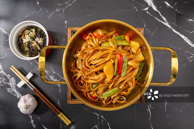 小铜锅里的土豆芸豆面图片素材