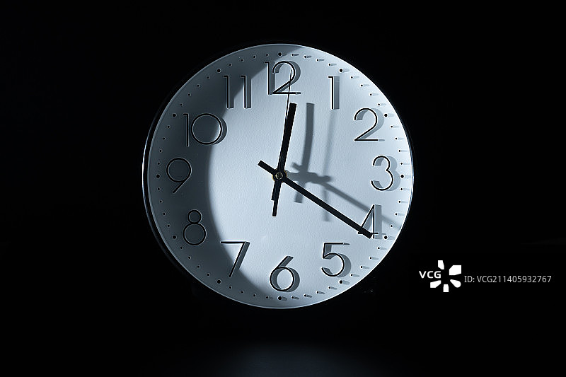 黑色背景上的时钟图片素材