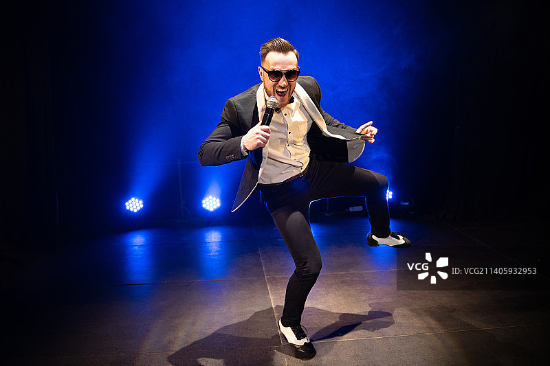 商人站在舞台上唱歌图片素材