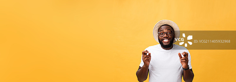 年轻的非裔美国男人在隔离背景前微笑图片素材