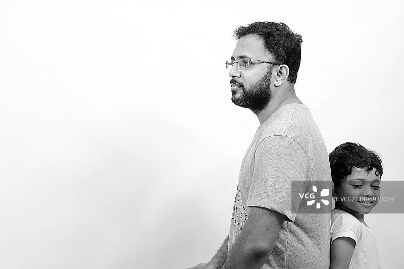 父亲背着儿子的侧视图（白色背景）图片素材