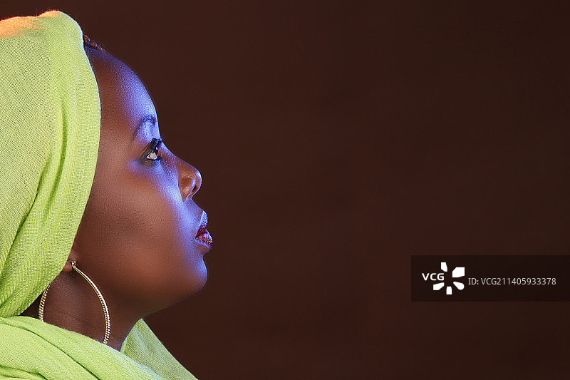美丽的黑人女人戴着非洲头饰和珠宝，内罗毕，肯尼亚图片素材