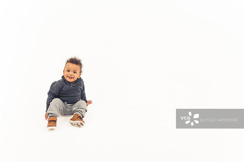 可爱的非洲裔美国小男孩在白色空旷的工作室里图片素材