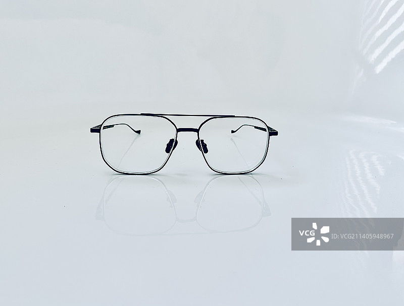 白色背景上的眼镜特写，加拿大安大略省万锦市图片素材