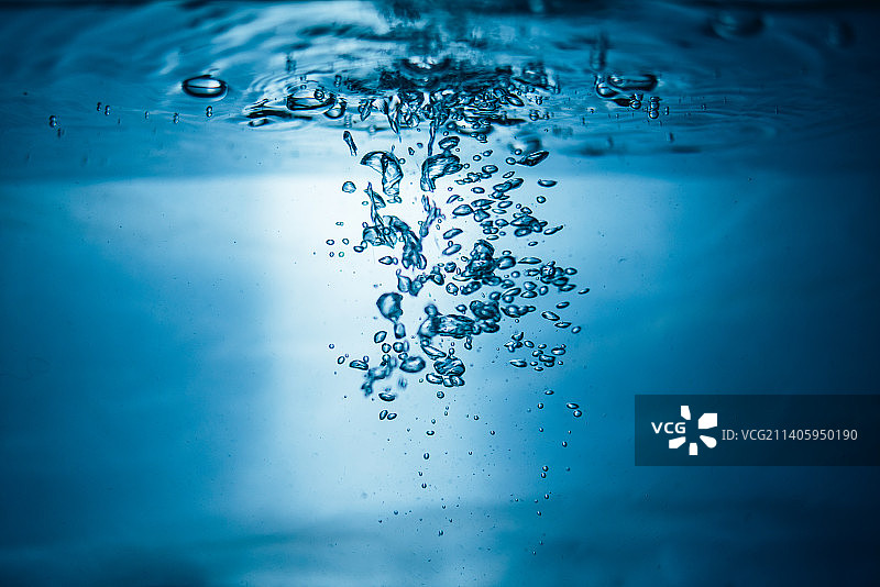 中国山东青岛：蓝色灯光下水中气泡形成的抽象背景图片素材