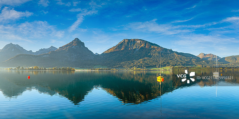 奥地利萨尔茨卡默古特沃尔夫冈湖的秋季全景图片素材