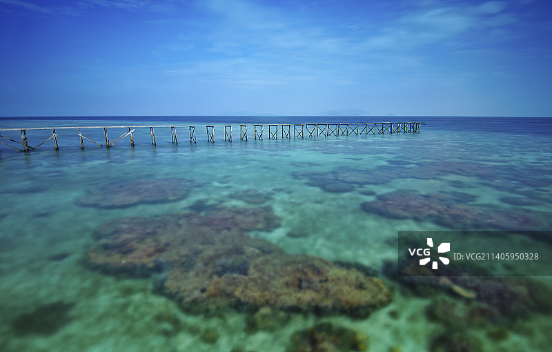 沙巴马布岛蓝天下的长码头图片素材