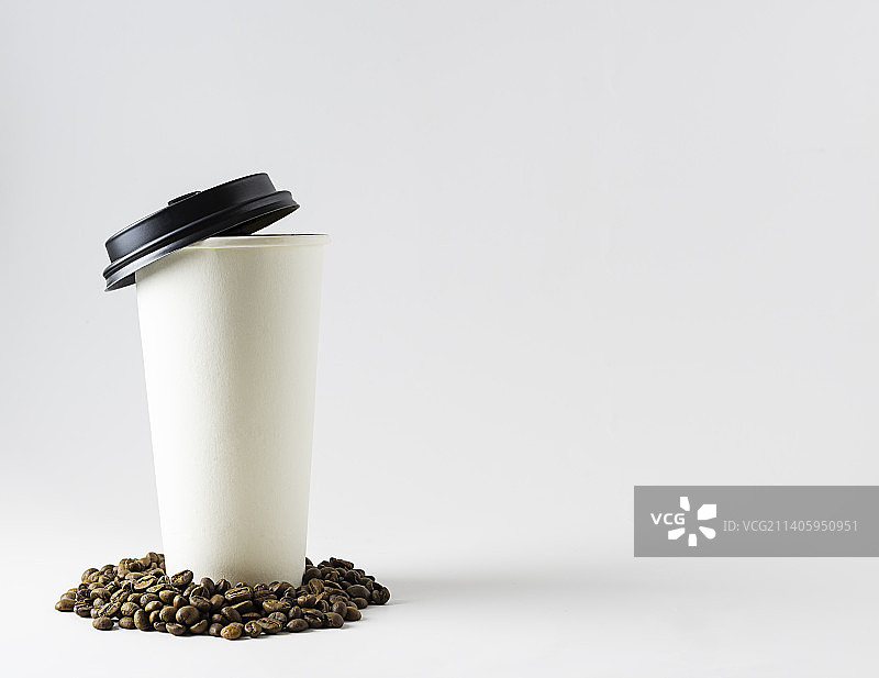 白色桌子上放着的高白纸板咖啡杯图片素材
