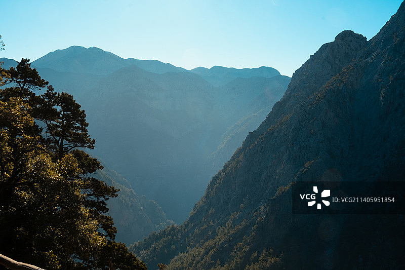 希腊斯法基亚的撒玛利亚峡谷，晴空万里的山景图片素材