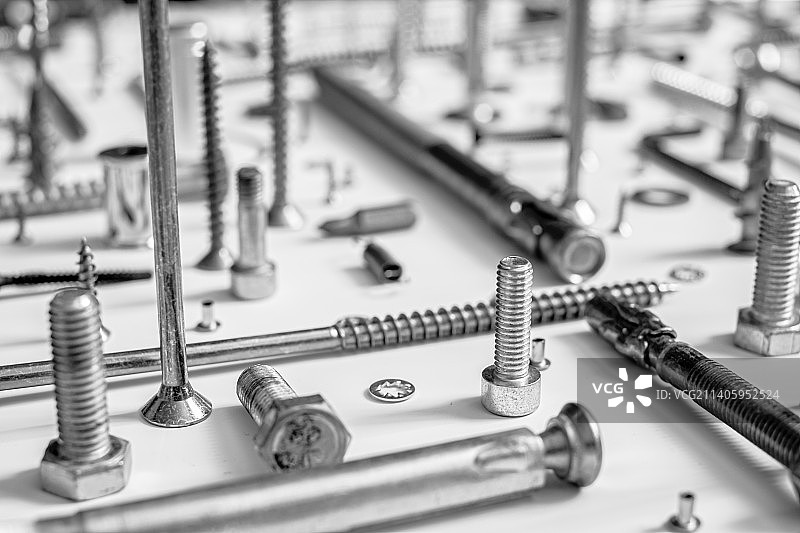 桌子上的螺丝钉特写图片素材